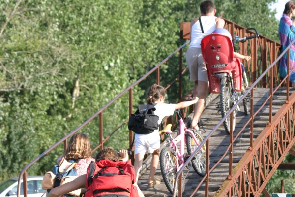 Traversée d'une passerelle au dessus d'un canal