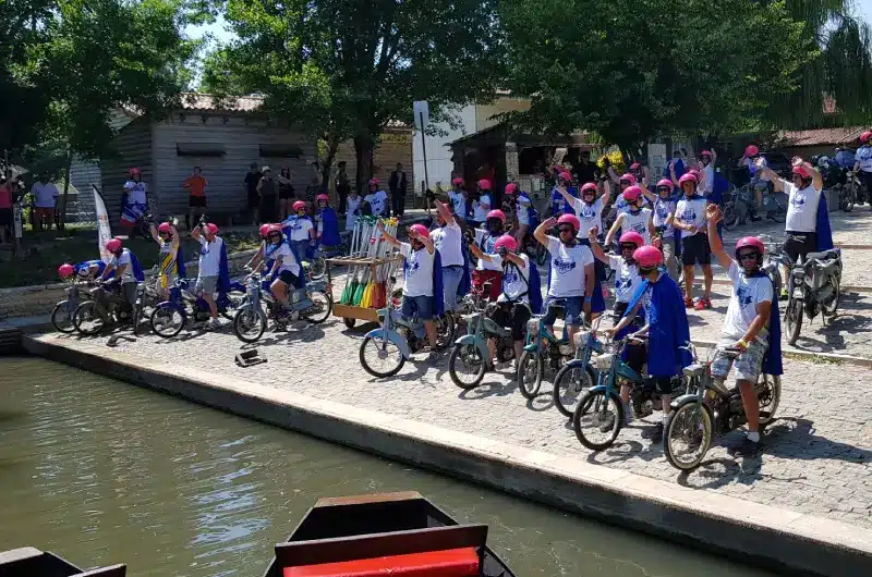 Un groupe de personnes en mobilettes sur le Port du Mazeau