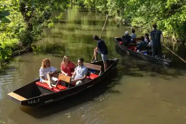 Barques poussées par des guides bateliers - Embarcadère de la Venise Verte