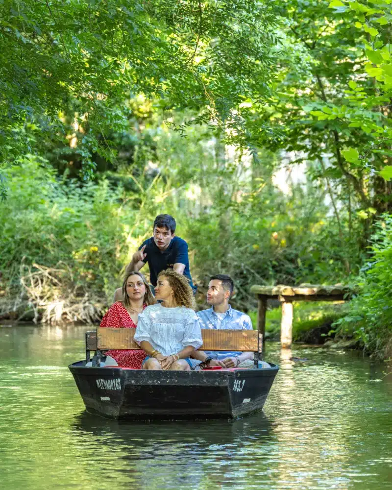 Promenade en barque avec guide - Embarcadère de la Venise Verte Promenades en barques traditionnelles dans le Marais poitevin poussées par un guide-batelier à l’aide d’une « pigouille »